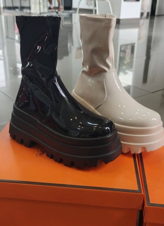NEW unikatowe botki lakierowane