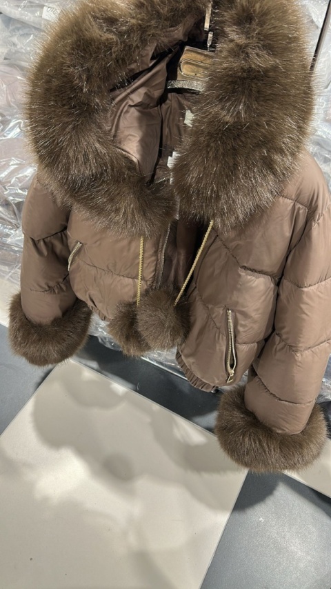 UNIKATOWA KURTKA POMPONY OBSZERNE FUTERKO