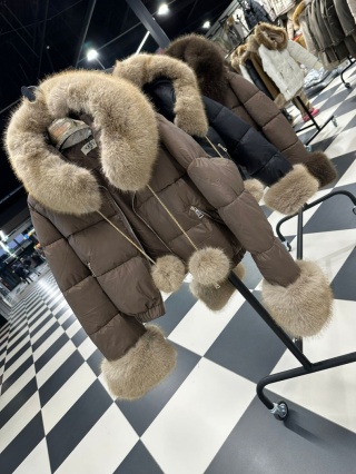 UNIKATOWA KURTKA POMPONY OBSZERNE FUTERKO