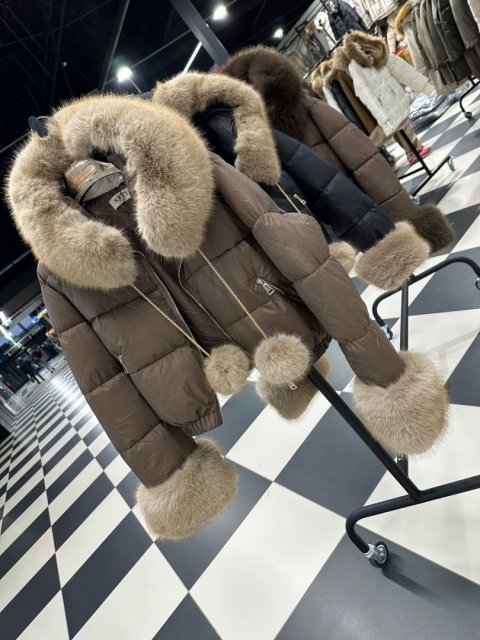 UNIKATOWA KURTKA POMPONY OBSZERNE FUTERKO