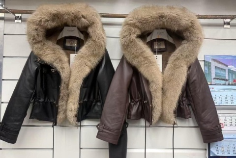 UNIKATOWA KURTKA Z KAPTUREM OBSZERNE FUTERKO