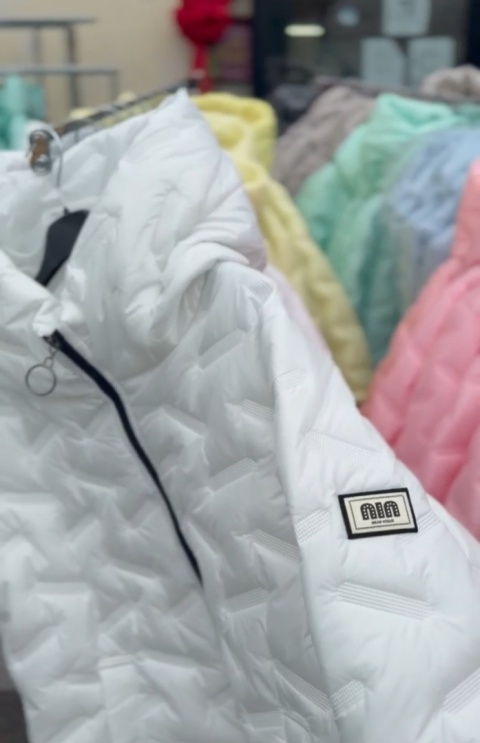 Unikatowa kurtka pikowana ze ściągaczem min